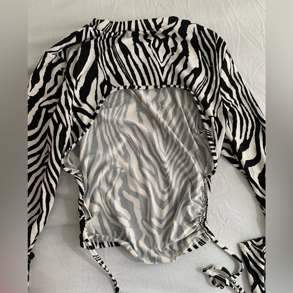 🖤🤍 🦓 OPEN-BACK ZEBRA LONG SLEEVE TOP 🦓 🤍🖤 - Picture 5 of 5
